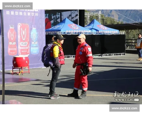 一根绳索拉近全场笑声的趣味拔河争霸赛现场纪实热闹非凡团队精神大比拼