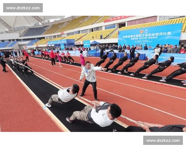 拔河比赛激烈对抗瞬间展现团队协作与力量较量的巅峰时刻 拔河比赛激烈对抗瞬间展现团队协作与力量较量的巅峰时刻